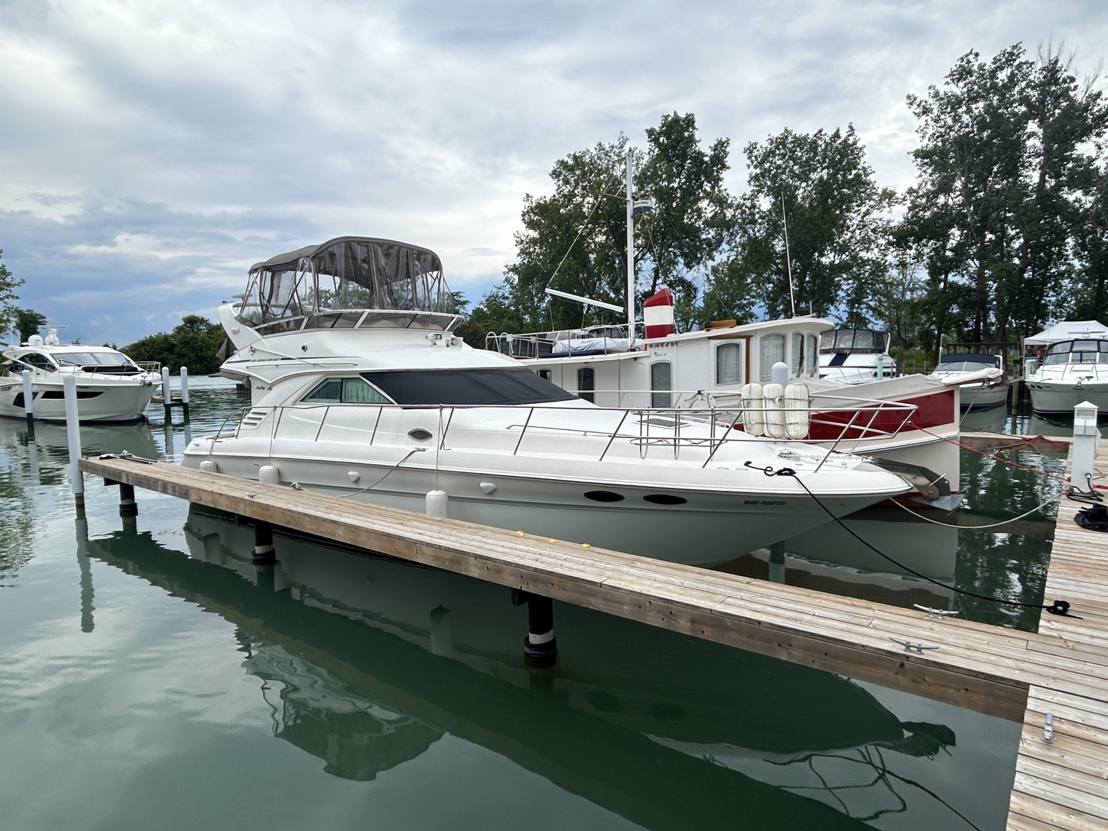 1999 Sea Ray 400 Sedan bridge 40 ft yacht for sale in Lasalle, Ontario