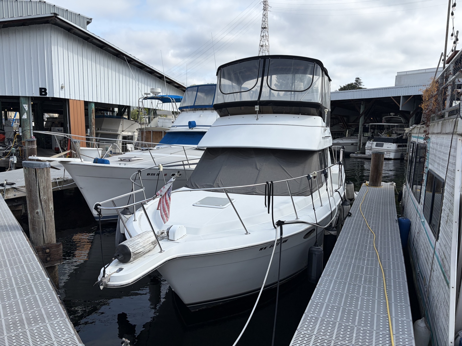 1996 Carver 325 Aft Cabin Motor Yacht 32 ft yacht for sale in Seattle, Washington