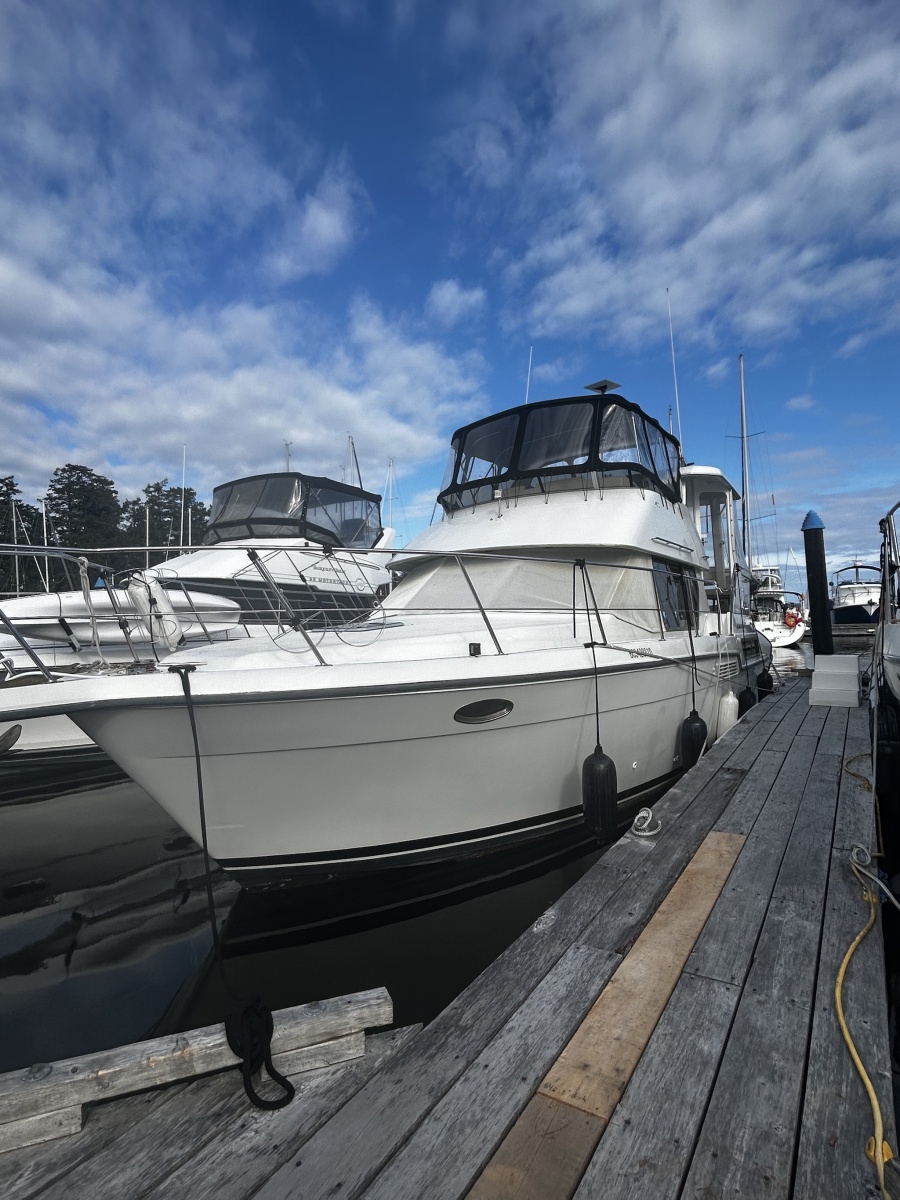 1994 Carver 390 39 ft yacht for sale in Sidney, British Columbia