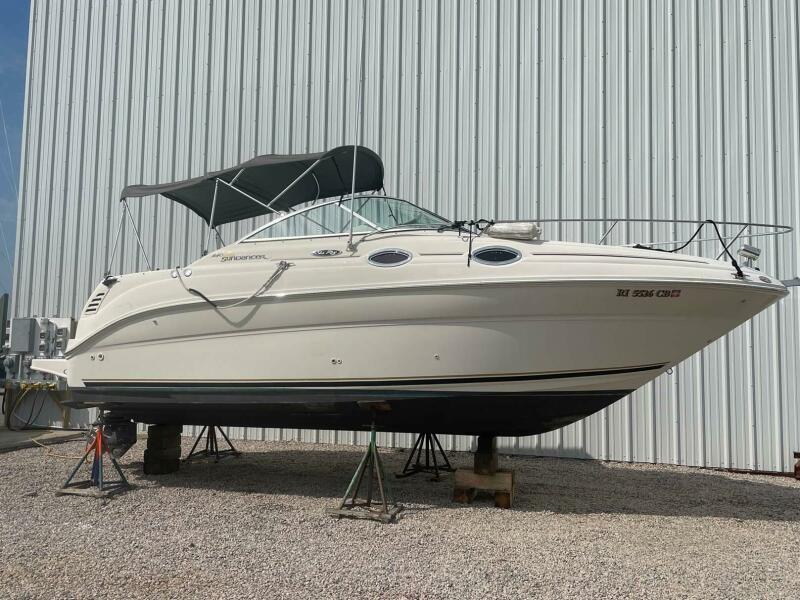 2004 Sea Ray 240 Sundancer 24 ft yacht for sale in Wickford, Rhode Island