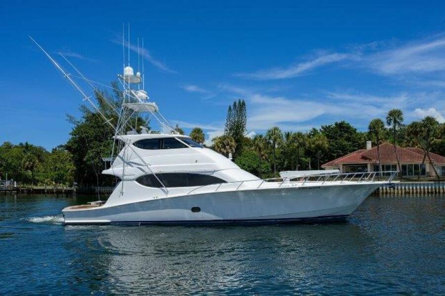 2005 Hatteras 68 Convertible 68 ft yacht for sale in Fort Lauderdale, Florida