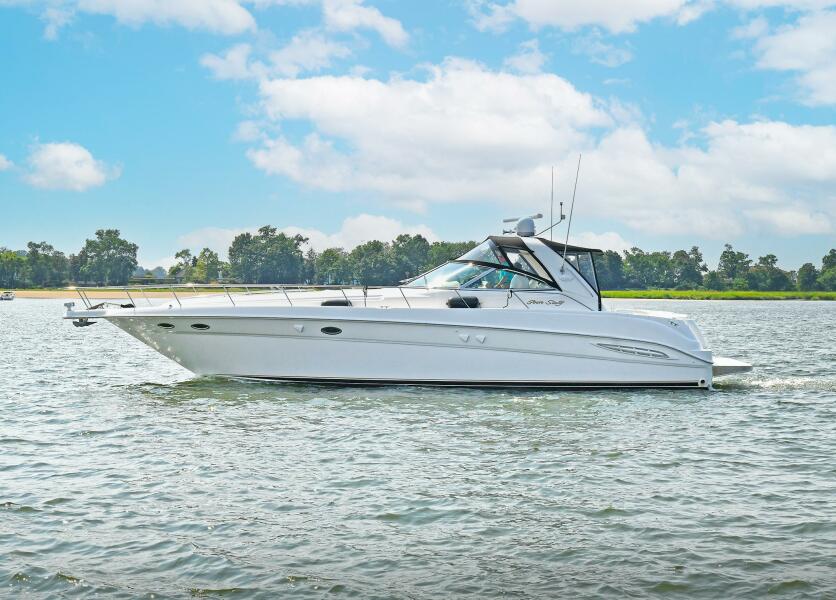2000 Sea Ray 460 Sundancer 46 ft yacht for sale in Port Washington, New York
