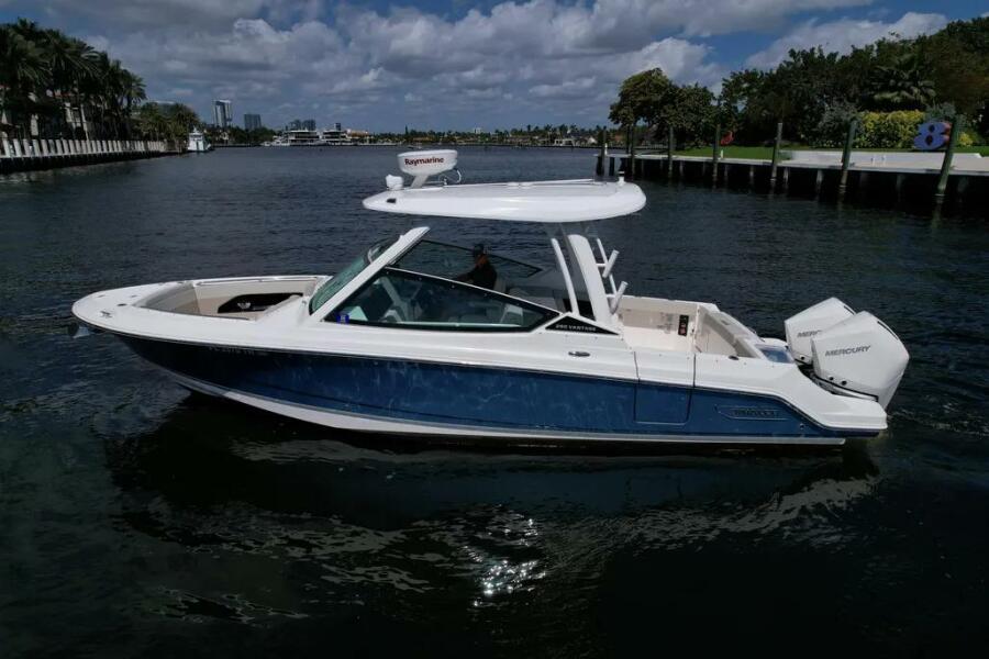 2022 Boston Whaler 280 Vantage 28 ft yacht for sale in Fort Lauderdale, Florida