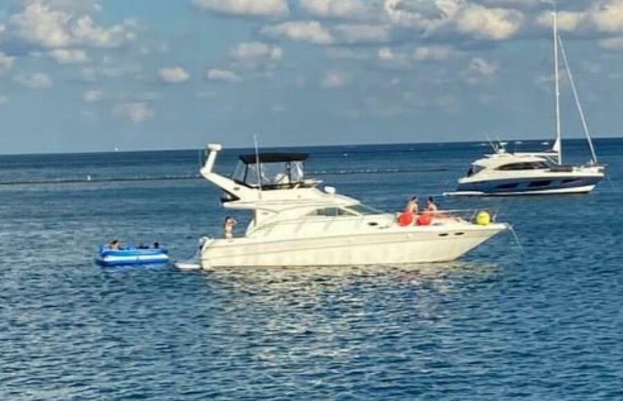 2001 Sea Ray 400 Sedan Bridge 40 ft yacht for sale in Chicago, Illinois