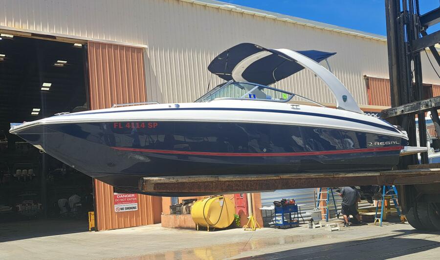 2014 Regal 2700 Bowrider 27 ft yacht for sale in North Miami, Florida