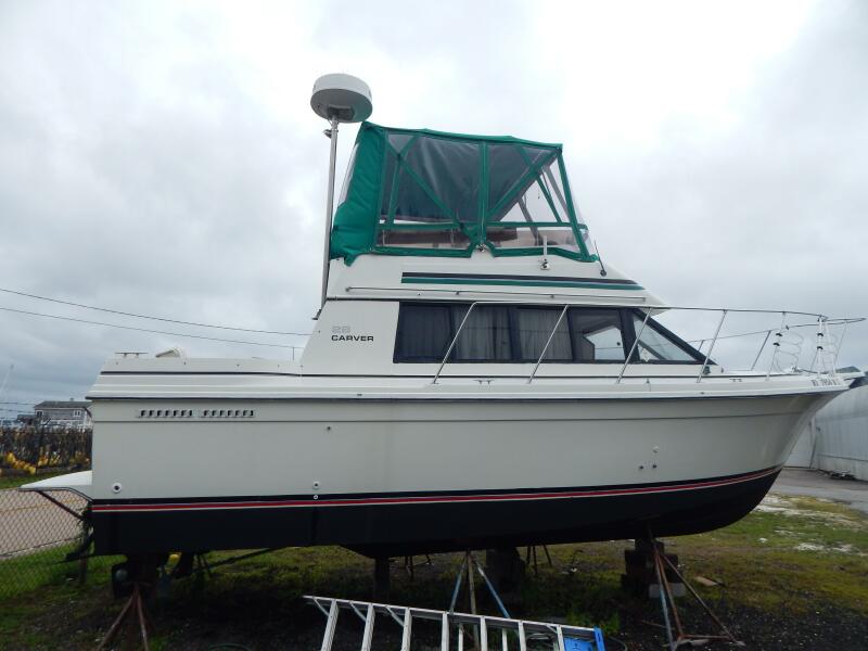 1983 Carver Mariner 2897 28 ft yacht for sale in North Kingstown, Rhode Island