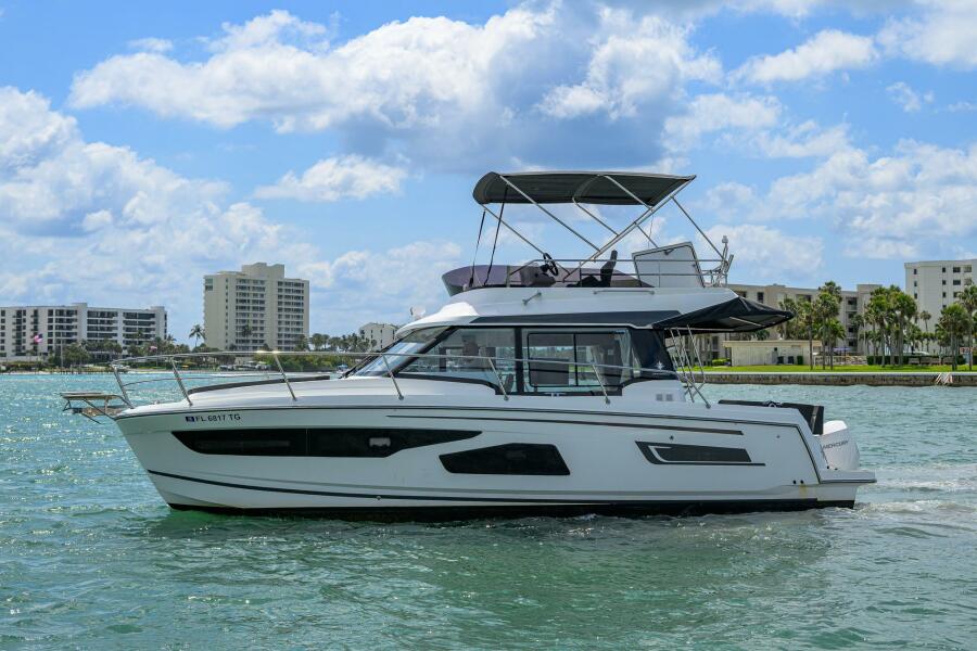 2022 Jeanneau NC Weekender 1095 Fly 34 ft yacht for sale in Palm Beach, Florida