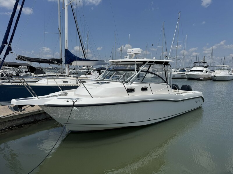 2011 Boston Whaler 305 Conquest 30 ft yacht for sale in Mount Pleasant, South Carolina