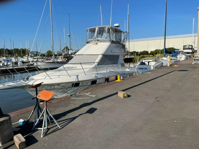 1994 Cruisers Yachts 3380 33 ft yacht for sale in Superior, Wisconsin