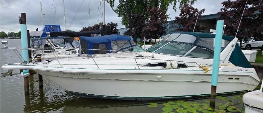 1993 Sea Ray 330 Sundancer 33 ft yacht for sale in Bay City, Michigan