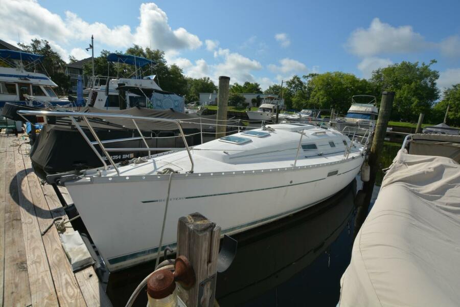 2000 Beneteau Oceanis 311 31 ft yacht for sale in Conway, South Carolina