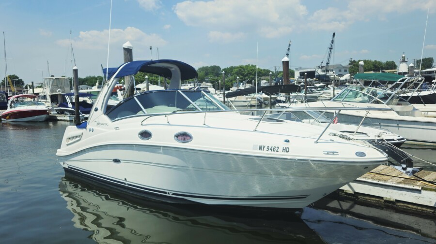 2008 Sea Ray 260 Sundancer 28 ft yacht for sale in Port Washington, New York