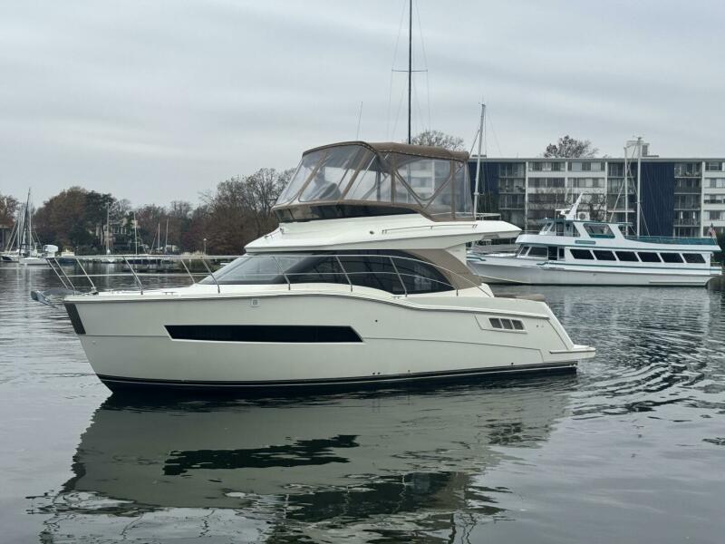 2016 Carver C34 Command Bridge 34 ft yacht for sale in Annapolis, Maryland