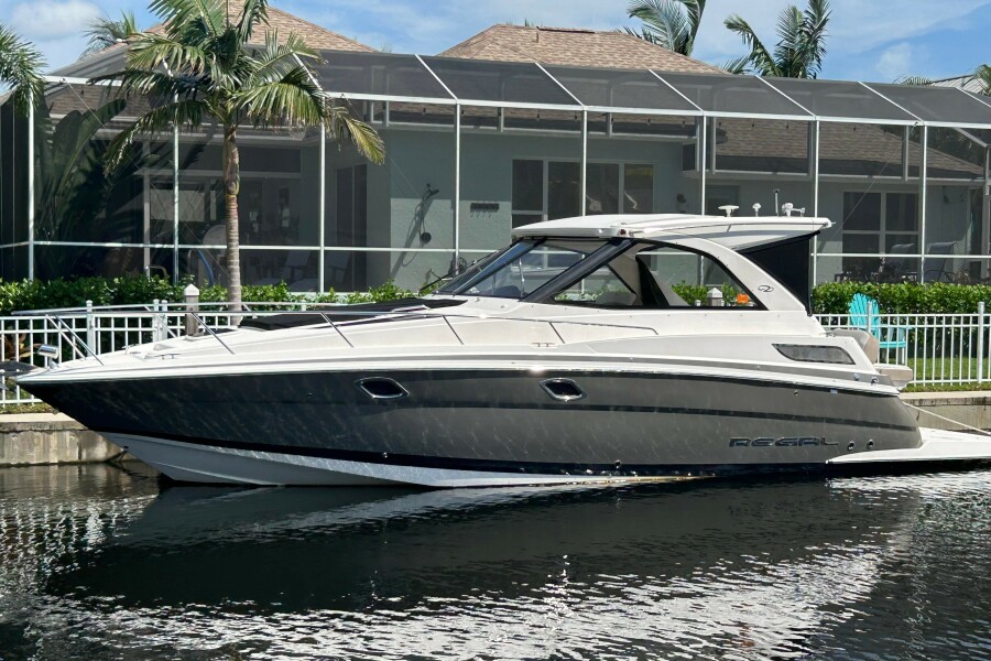 2016 Regal 35 Sport Coupe 36 ft yacht for sale in Bradenton, Florida