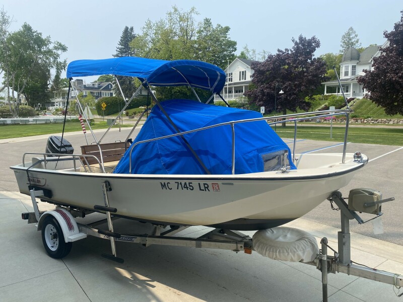 1981 Boston Whaler 17 Montauk 17 ft yacht for sale in Harbor Springs, Michigan