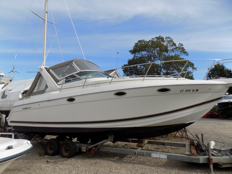 2000 Formula 31PC 31 ft yacht for sale in Mystic, Connecticut