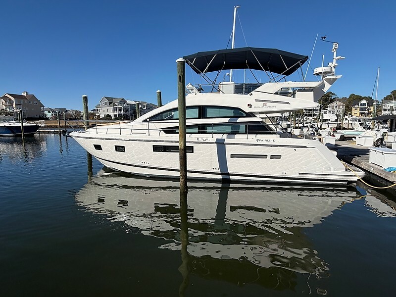 2015 Fairline Squadron 42 42 ft yacht for sale in South Port, North Carolina