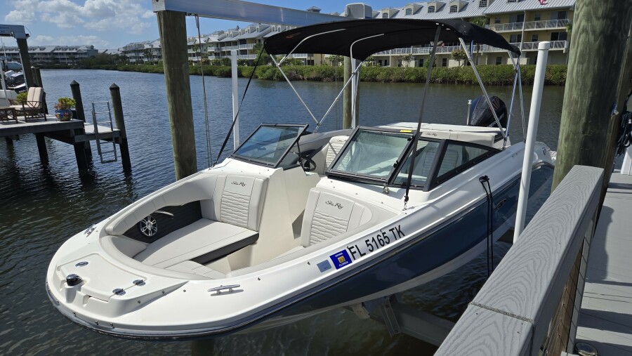 2023 Sea Ray SPX 210 OB 21 ft yacht for sale in Saint Petersburg, Florida