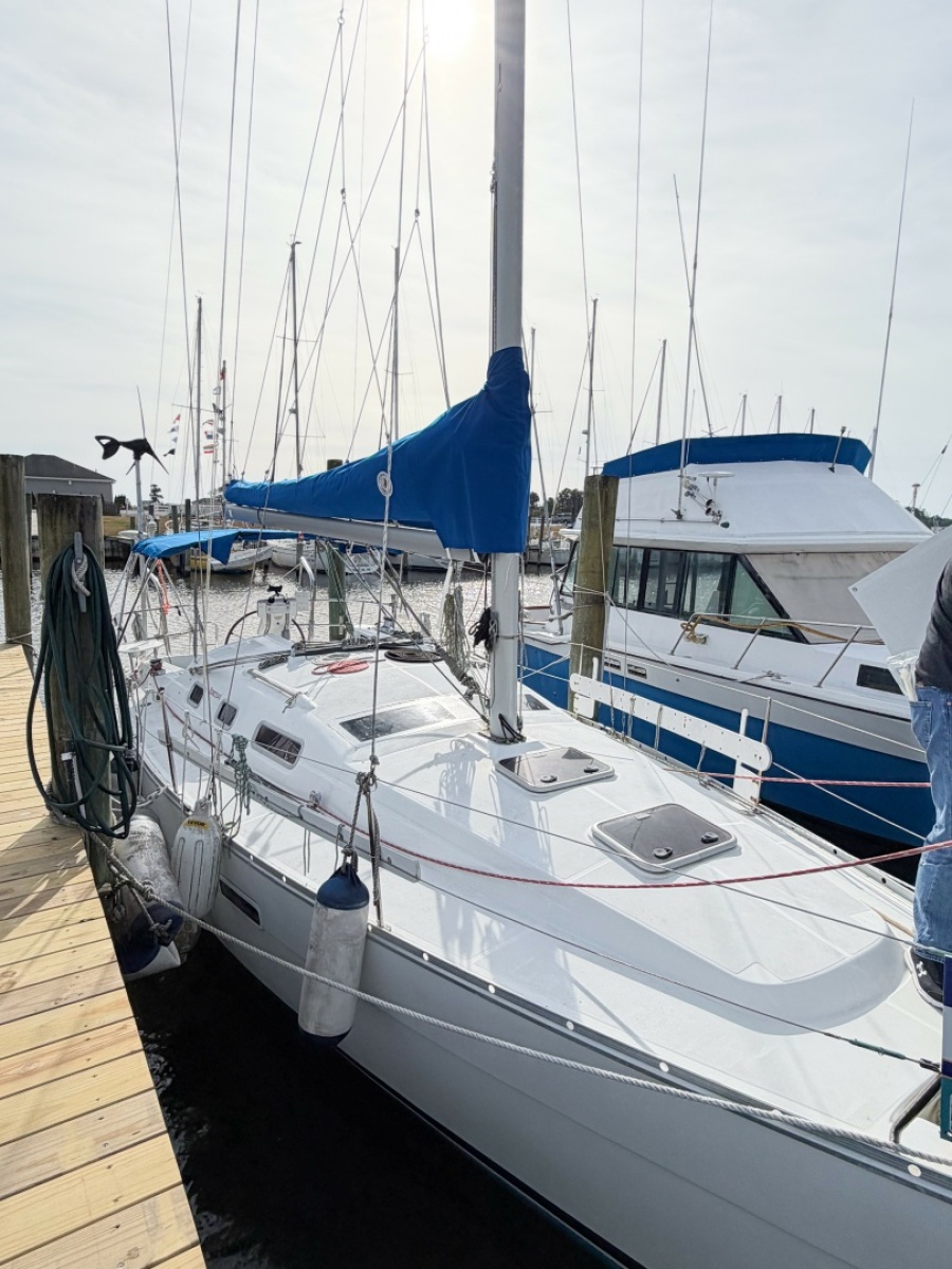 2007 Beneteau 323 32 ft yacht for sale in Oriental, North Carolina