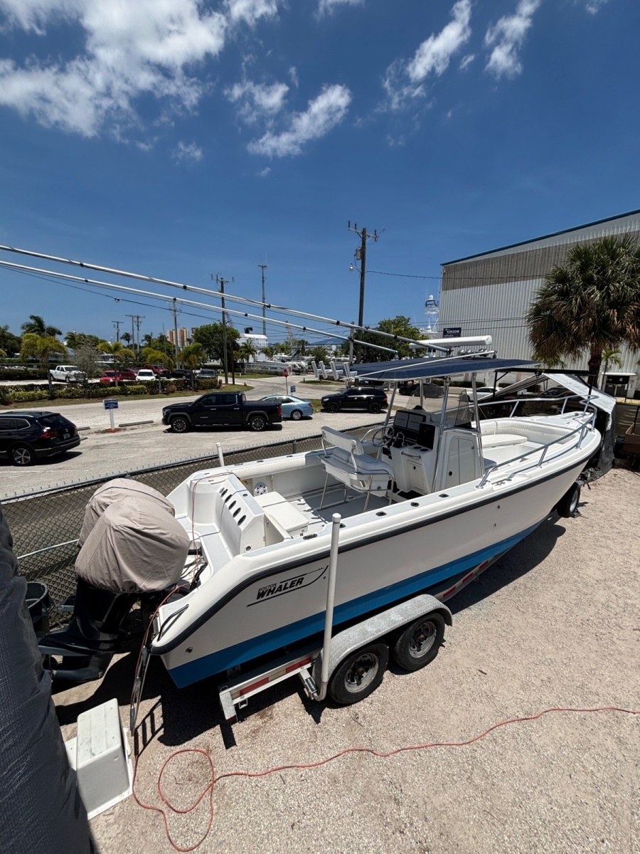 2001 Boston Whaler 26 Outrage 26 ft yacht for sale in Riviera Beach , Florida