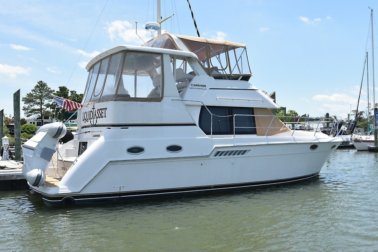 2001 Carver 356 Motoryacht 35 ft yacht for sale in Poquoson, Virginia