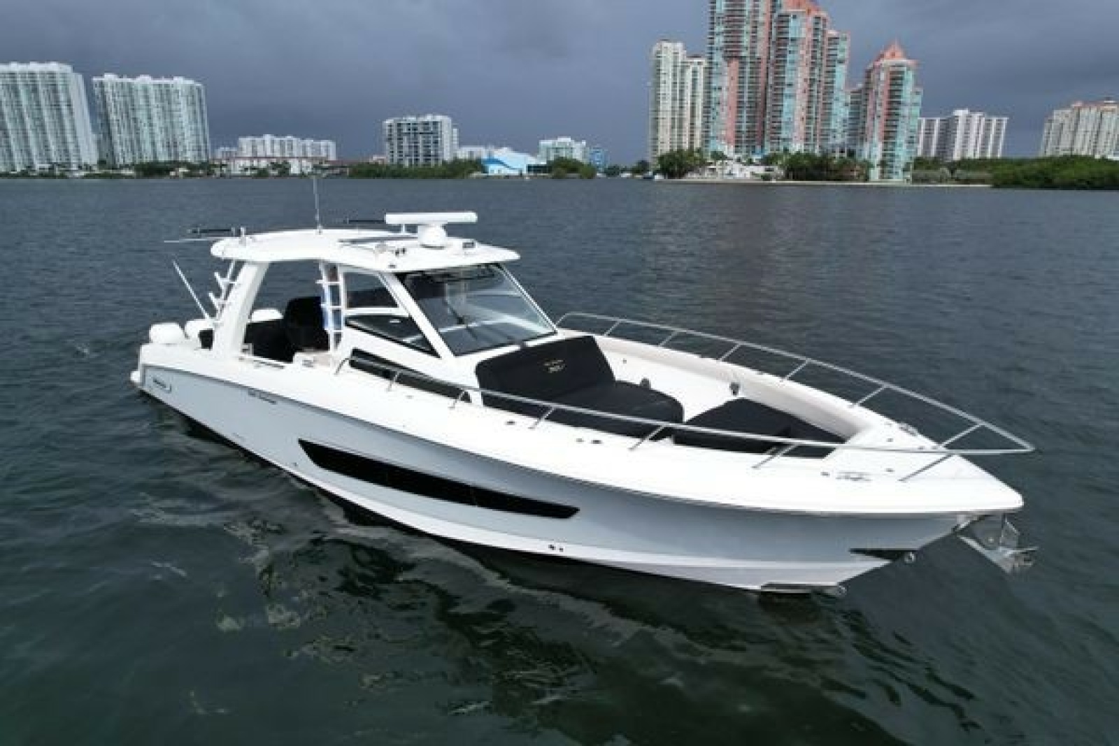 2020 Boston Whaler 420 Outrage 42 ft yacht for sale in Aventura, Florida