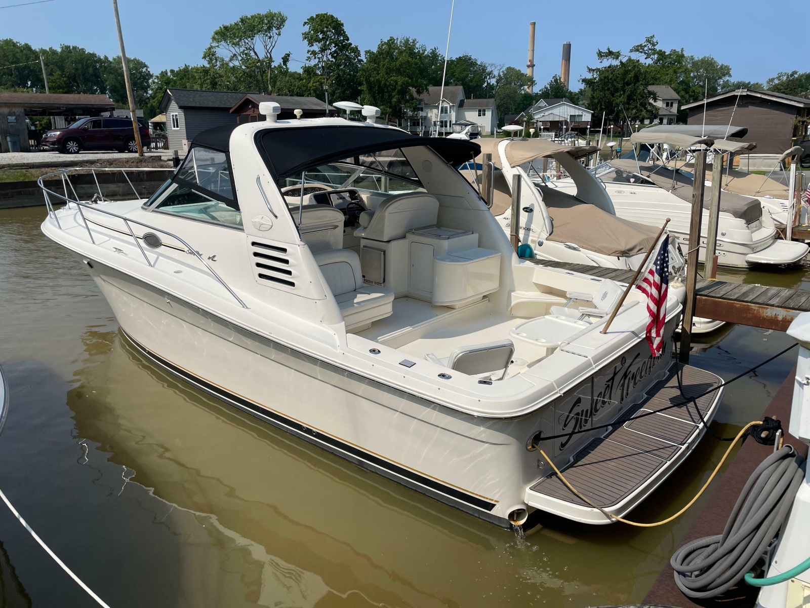 1997 Sea Ray 330 Express 33 ft yacht for sale in Eastlake, Ohio