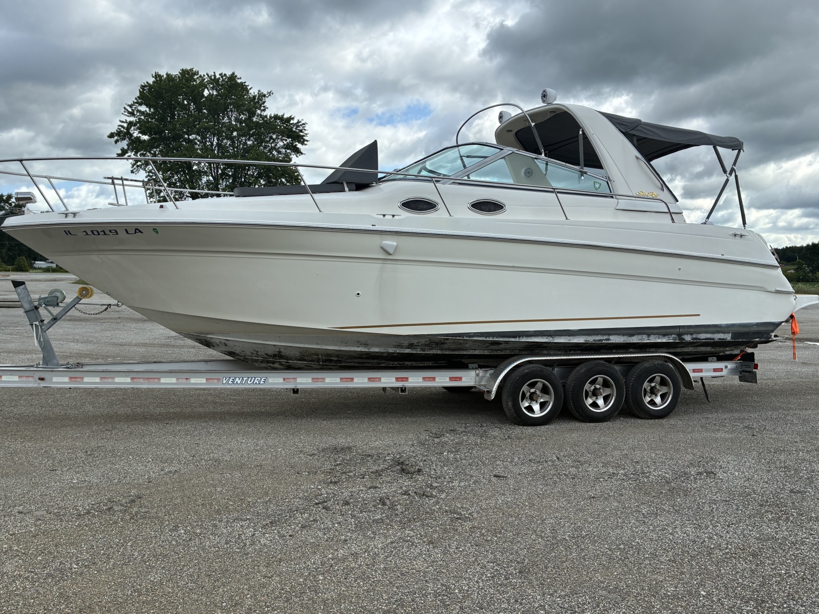 1998 Sea Ray 290 Sundancer 29 ft yacht for sale in Michigan City, Indiana