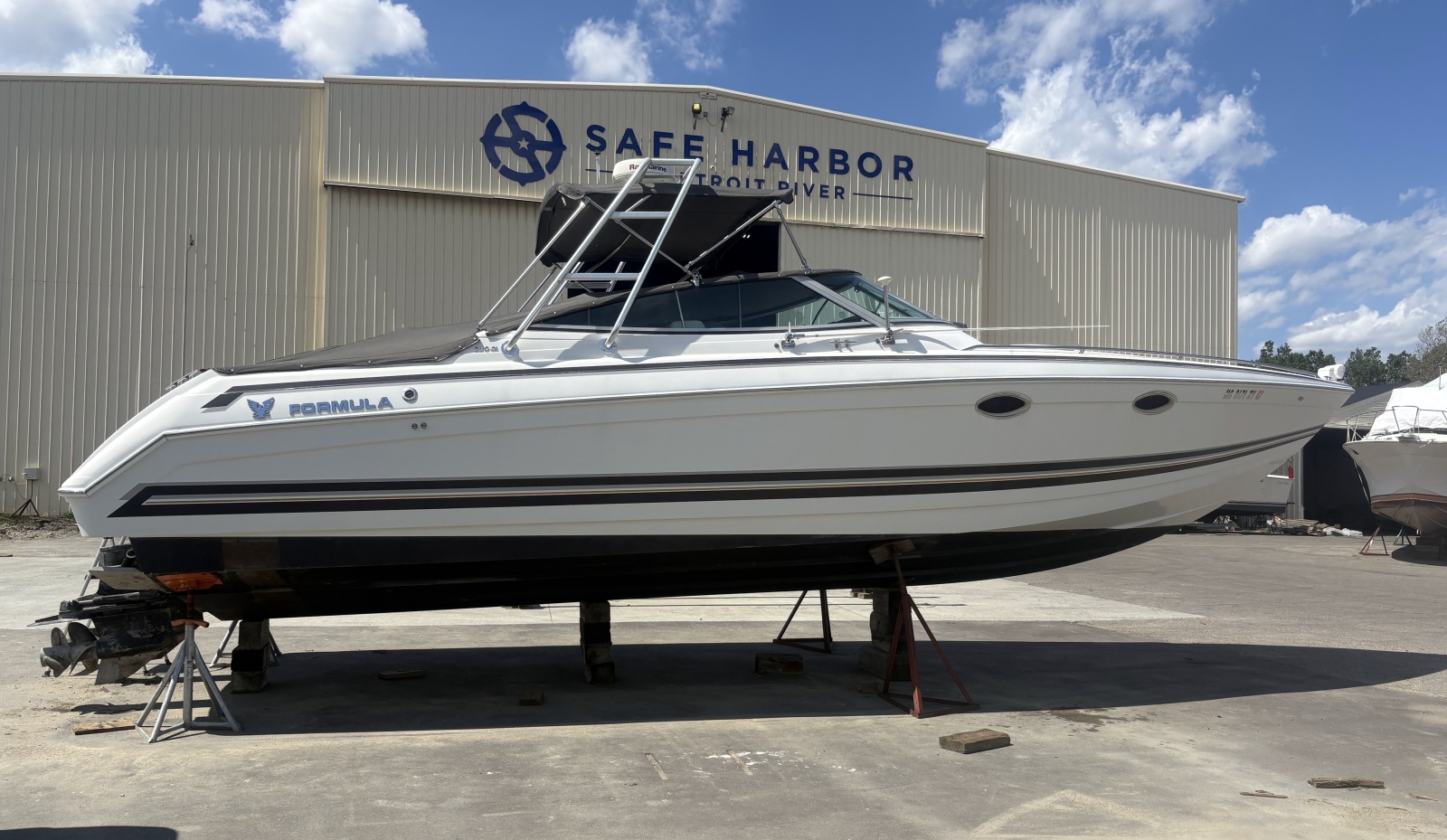 1998 Formula 330 Sun Sport 33 ft yacht for sale in Grosse Pointe Farms, Michigan