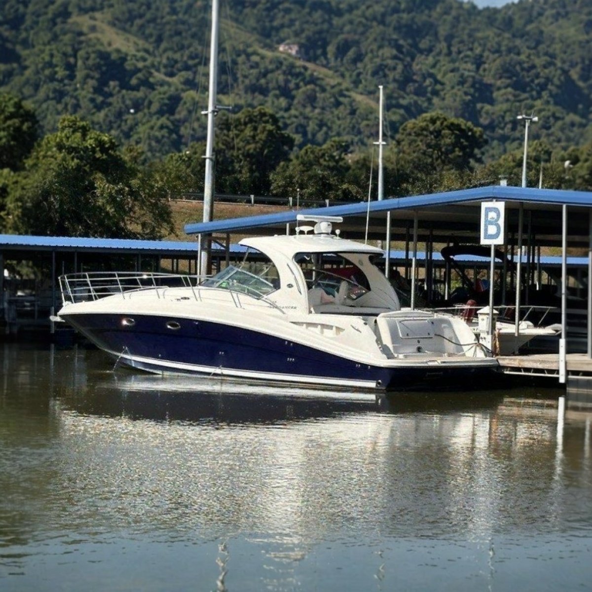 2005 Sea Ray 390 Sundancer 41 ft yacht for sale in Counce, Tennessee