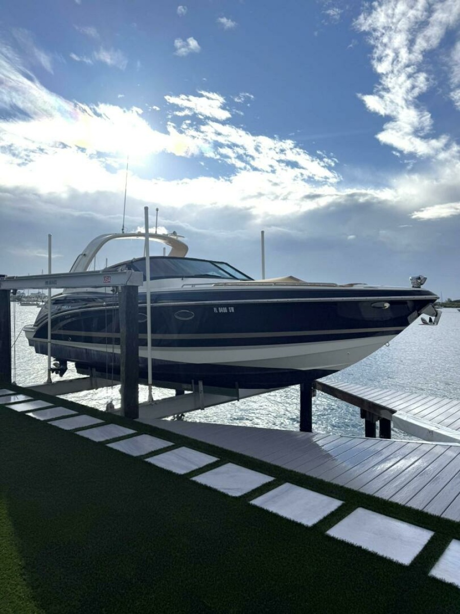 2016 Formula 330 Crossover Bowrider 33 ft yacht for sale in Riviera Beach, Florida