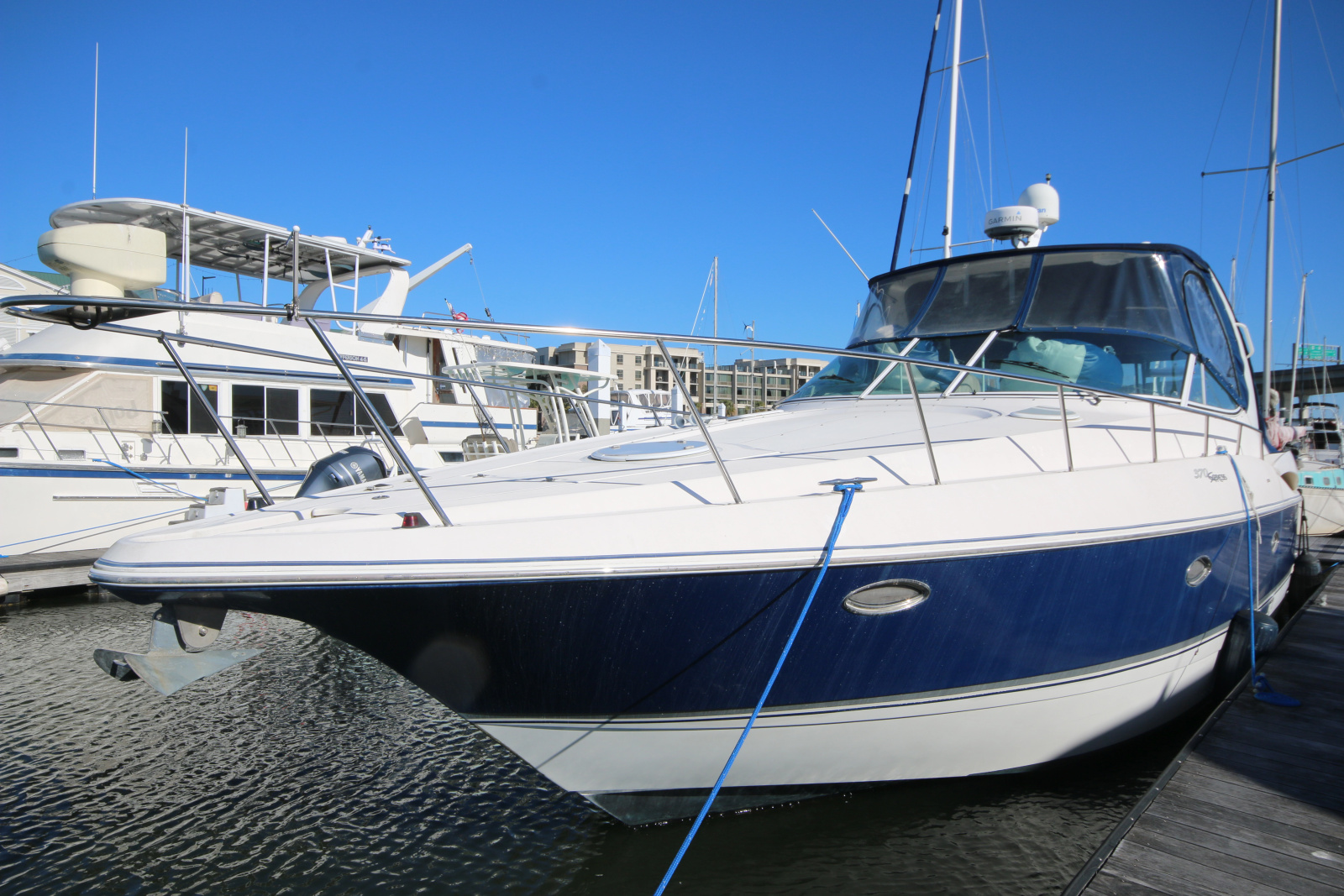 2004 Cruisers Yachts 370 37 ft yacht for sale in Charleston, South Carolina