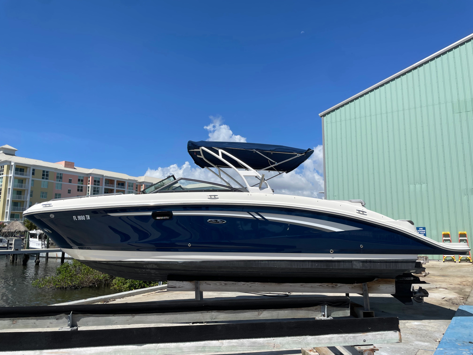 2017 Sea Ray 270 Sundeck 27 ft yacht for sale in Lantana, Florida