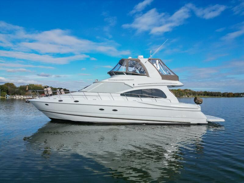 2002 Cruisers Yachts 5000 Sedan Sport — photo 1