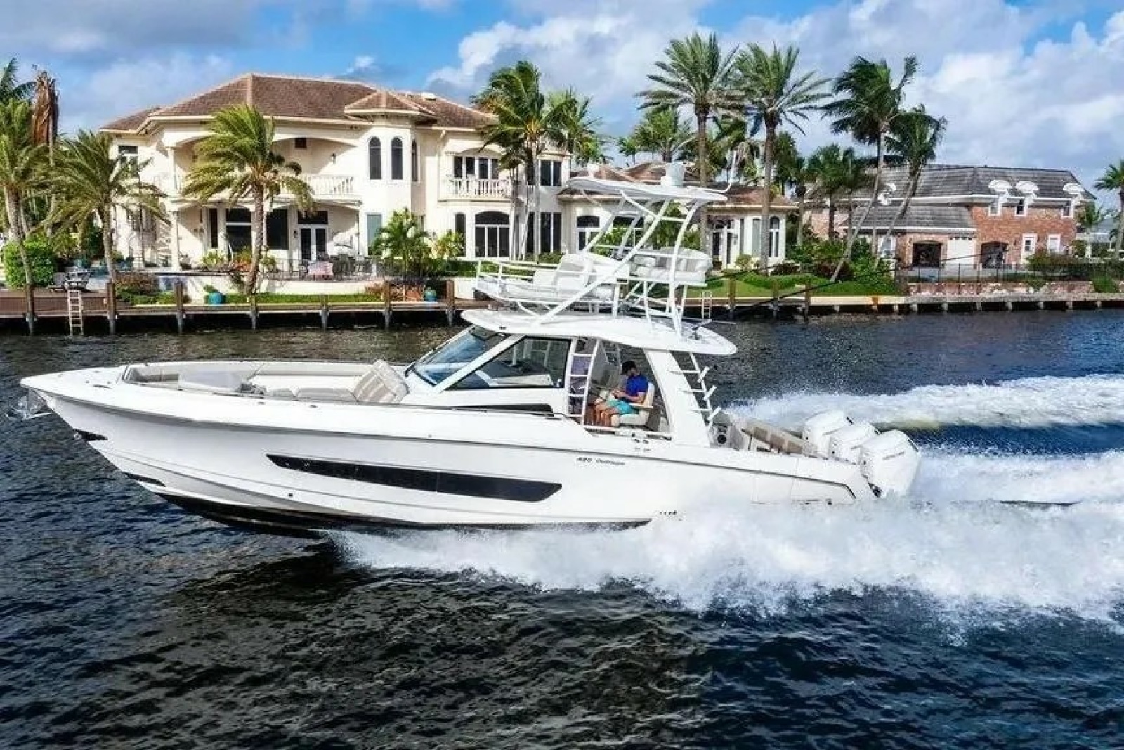 2022 Boston Whaler — photo 1