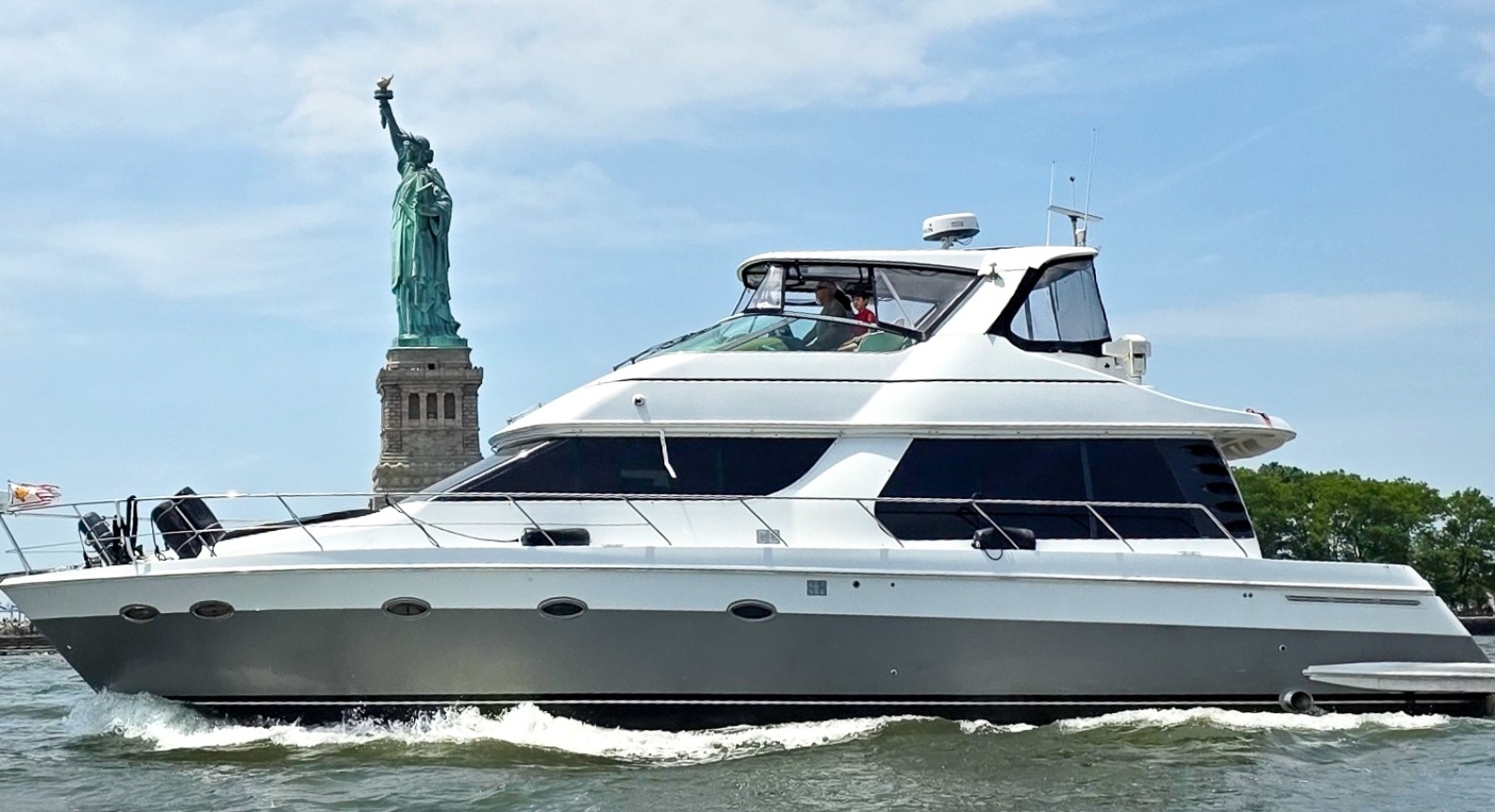 2002 Carver 530 Voyager Sky Lounge — photo 1