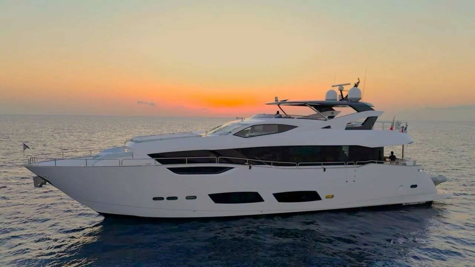 2022 Sunseeker 95 — photo 1