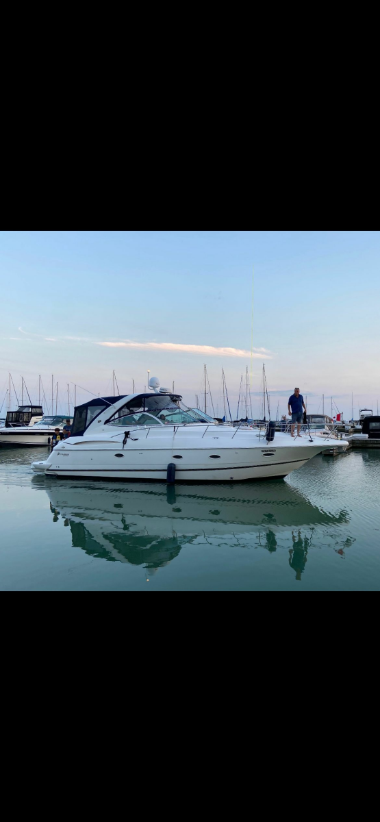2004 Cruisers Yachts 40 Express 40 ft yacht for sale in LaSalle, Ontario