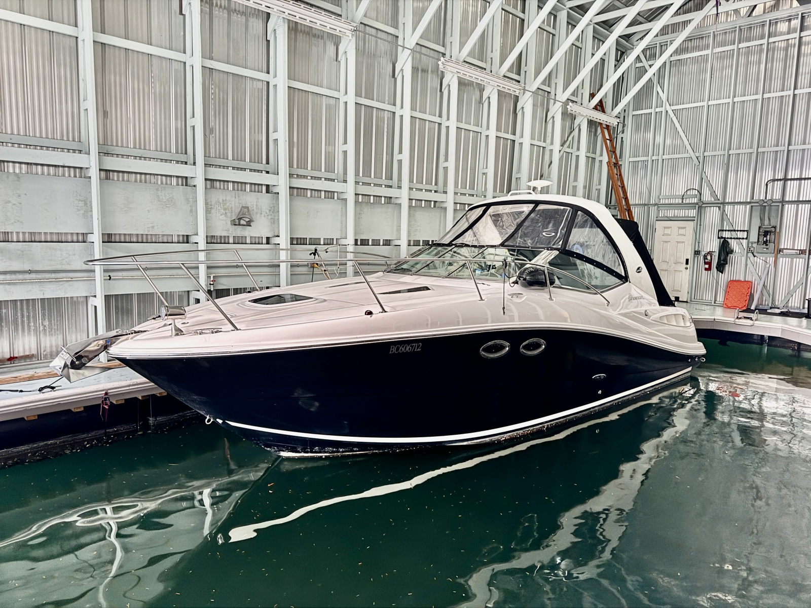 2007 Sea Ray 290 Sundancer 29 ft yacht for sale in Victoria, British Columbia